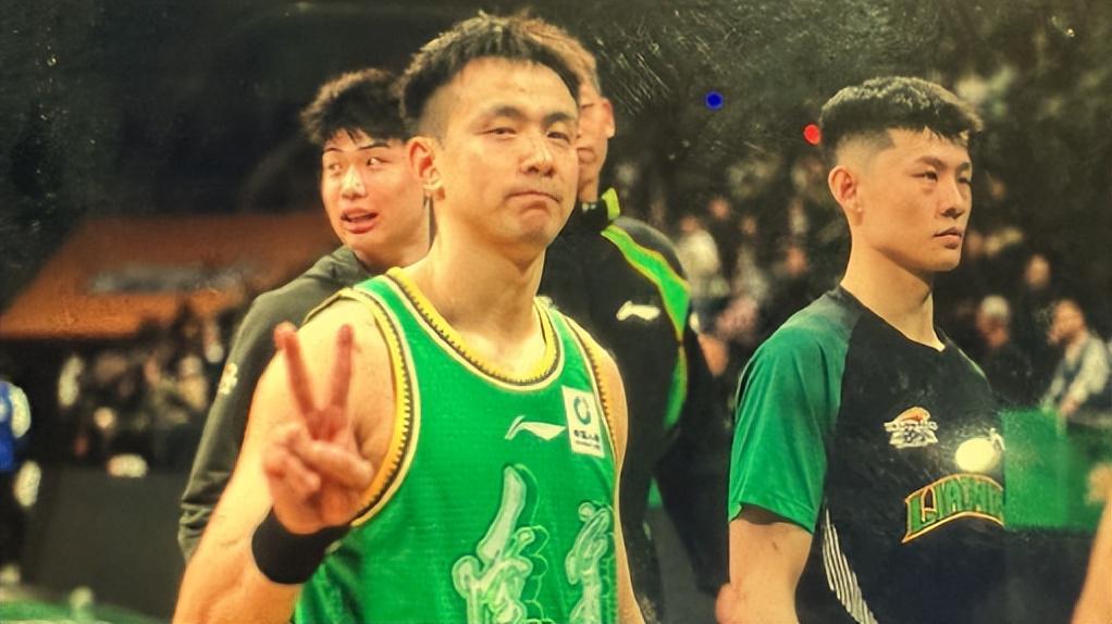 必赢体育-赵继伟2+4攻功不可没!鄢手骐10+1王者归来,莫兰德7+8,辽篮领先2分